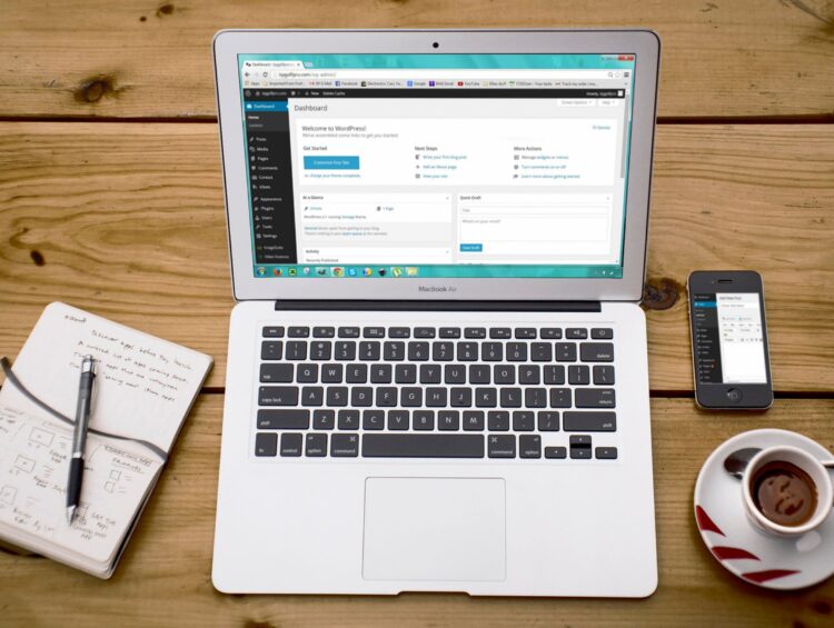 Blogger czy WordPress: Gdzie założyć blog – porównanie platformy Blogger i WordPress.