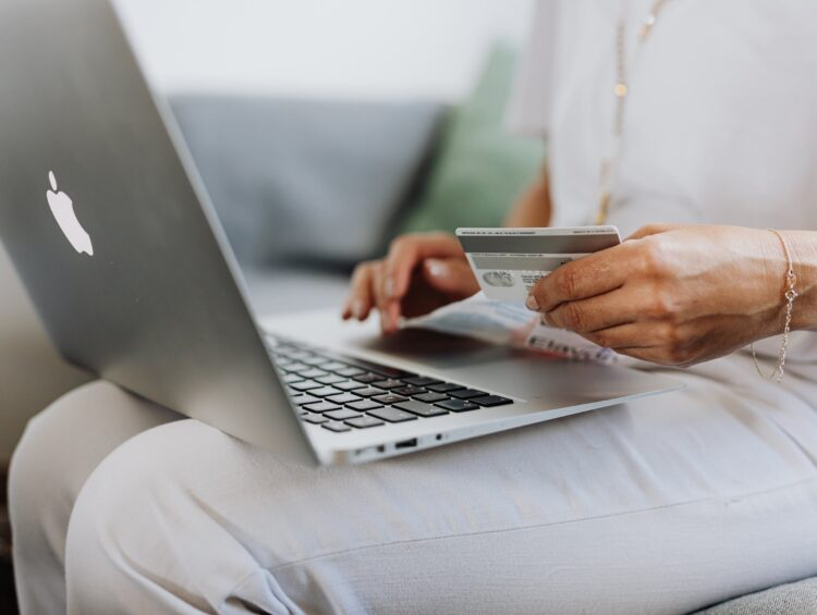 Charakterystyka PrestaShop: Wady i zalety korzystania z platformy PrestaShop do budowy sklepu internetowego.
