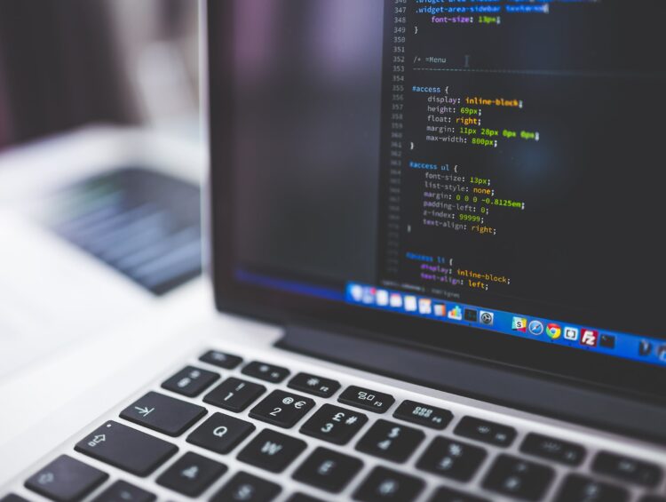 Czy programowanie pomaga w SEO – rola technicznego aspektu w optymalizacji