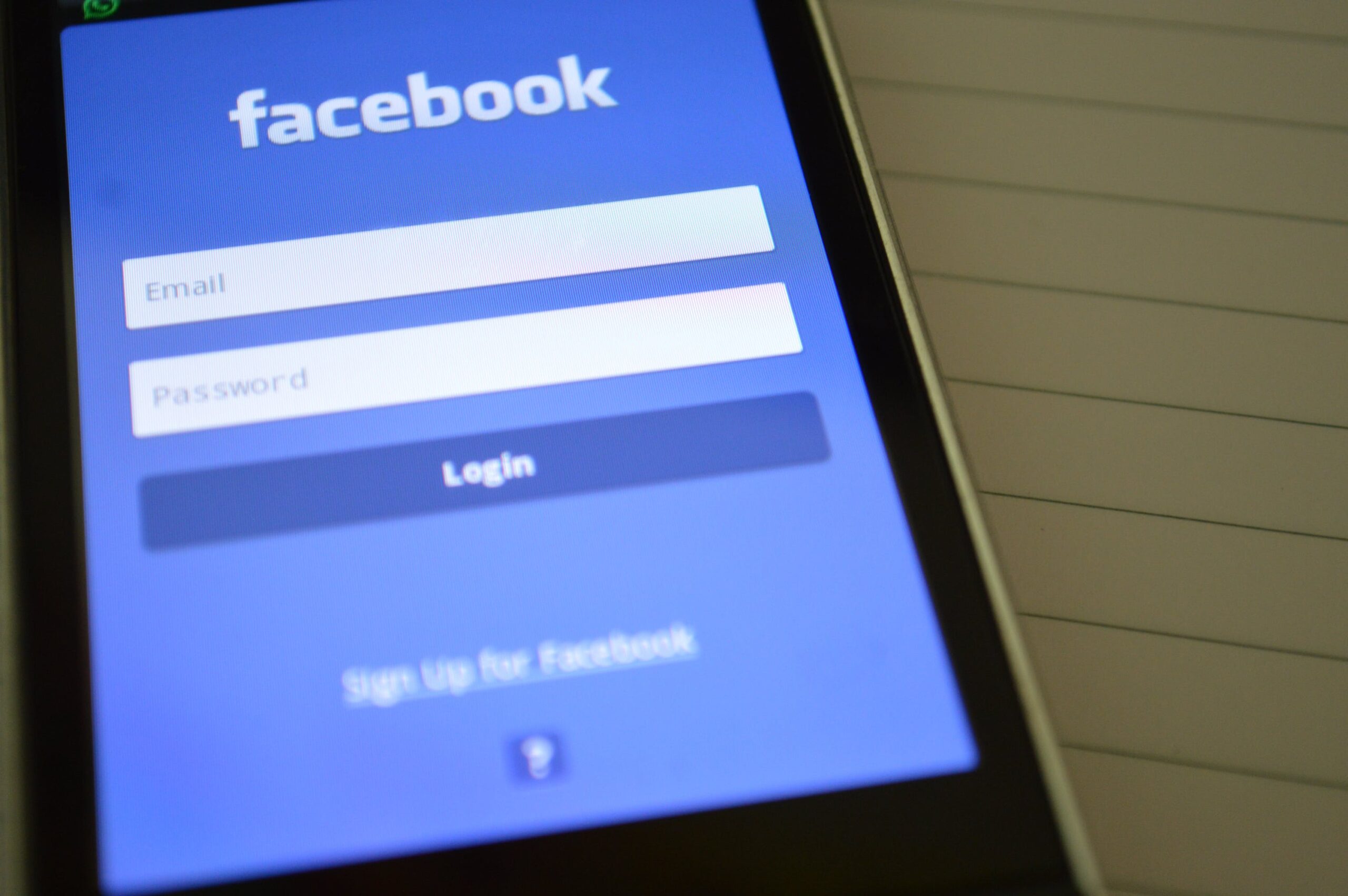 Jak działa algorytm Facebooka: Wyjaśnienie działania algorytmu Facebooka i czynników wpływających na wyświetlanie treści w newsfeedzie.