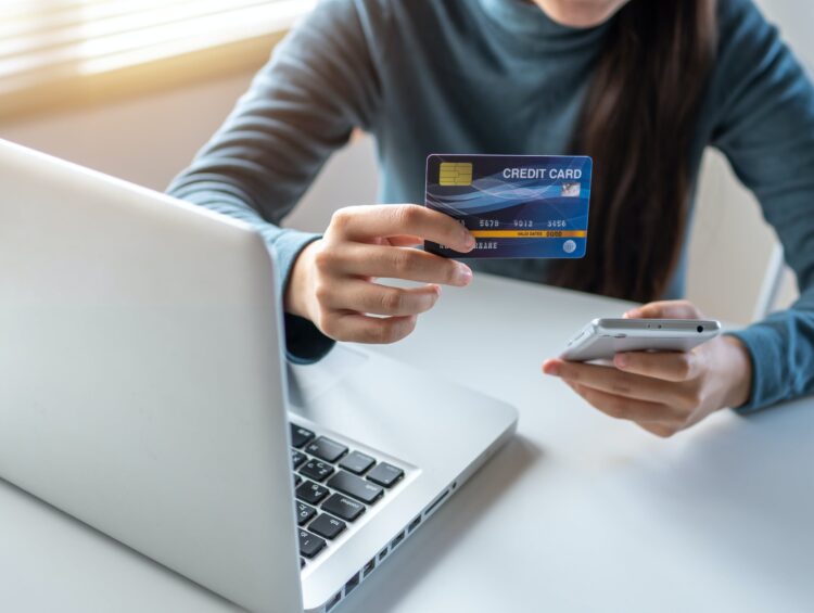 Jak mierzyć satysfakcję klientów w e-commerce: Metody i narzędzia do oceny poziomu zadowolenia klientów.