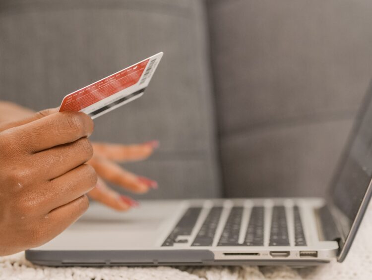 Jakie rozwiązanie płatnicze najlepiej wykorzystać w sklepie internetowym: Porównanie różnych rozwiązań płatniczych i wybór najlepszego dla sklepu online.