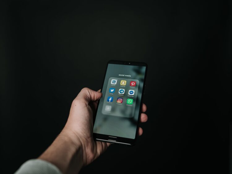 Kryzysy w social media: Skuteczne strategie radzenia sobie z kryzysami w mediach społecznościowych.