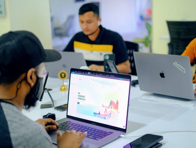 Marketing sensoryczny – co to jest i czy warto łączyć go z SEO oraz UX: Wyjaśnienie pojęcia marketingu sensorycznego i możliwości integracji z SEO i UX.
