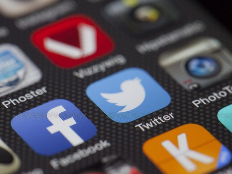 Monitoring social media: Najlepsze narzędzia i porady dotyczące monitorowania mediów społecznościowych.