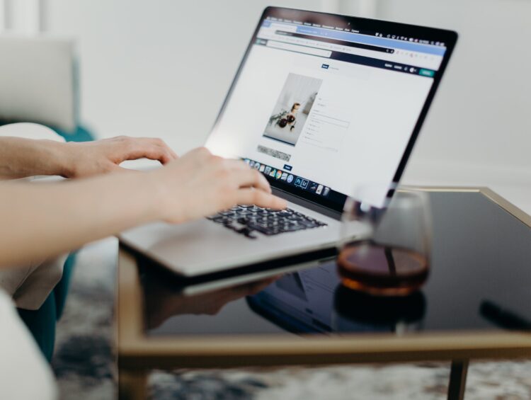 Pozycjonowanie stron stworzonych w kreatorach – jak zoptymalizować strony stworzone przy użyciu narzędzi do tworzenia stron internetowych