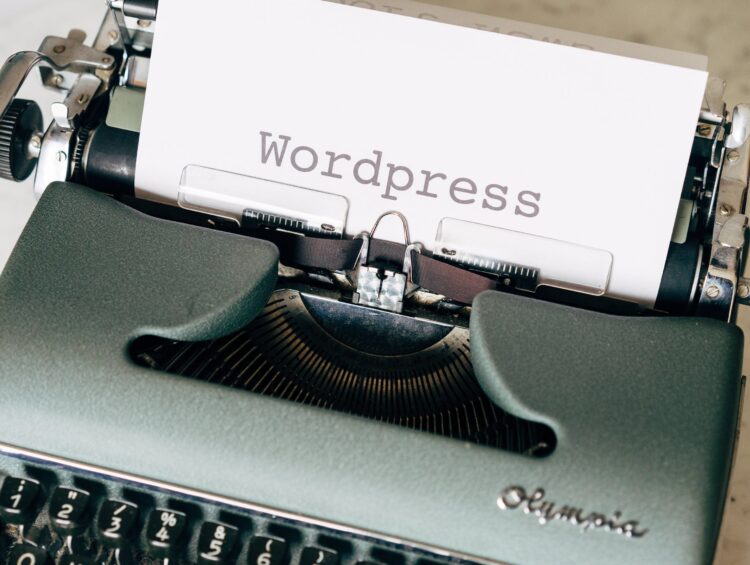 Pozycjonowanie stron WordPress – poradnik SEO. Praktyczny przewodnik po optymalizacji stron opartych na systemie zarządzania treścią WordPress.