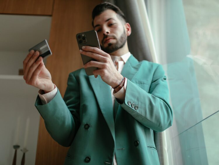 Przyciągnij, zaangażuj, sprzedaj – jak pozyskiwać i zatrzymywać klientów w e-commerce