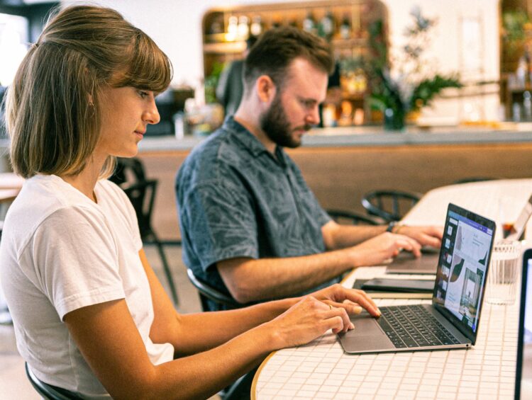 Remarketing – podstawowe informacje. Wyjaśnienie koncepcji remarketingu i jego znaczenia dla skutecznej kampanii reklamowej.