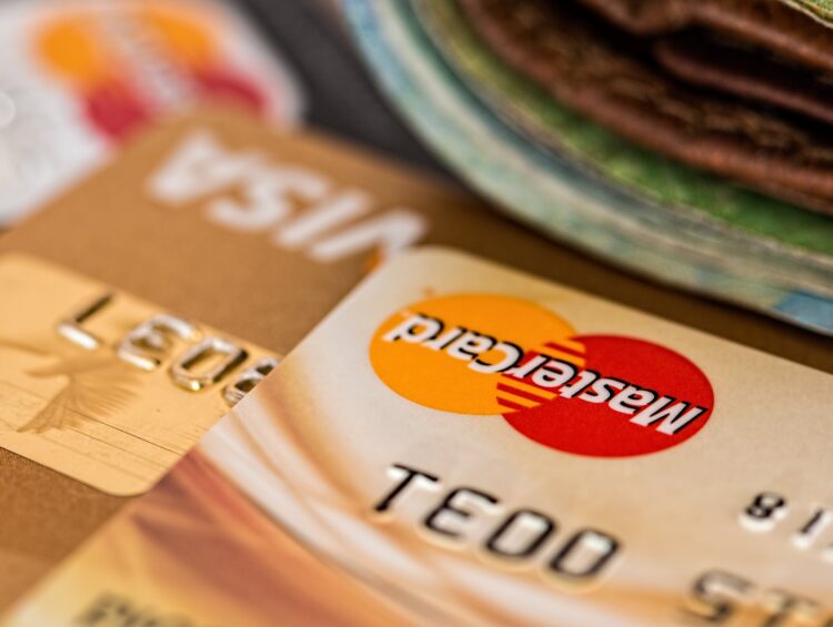 Sposoby płatności w e-commerce: Przegląd różnych metod płatności wykorzystywanych w sklepach internetowych.