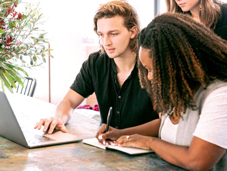 Strategia marketingowa dla małych firm: Jak tworzyć skuteczną strategię marketingową dla małych firm.