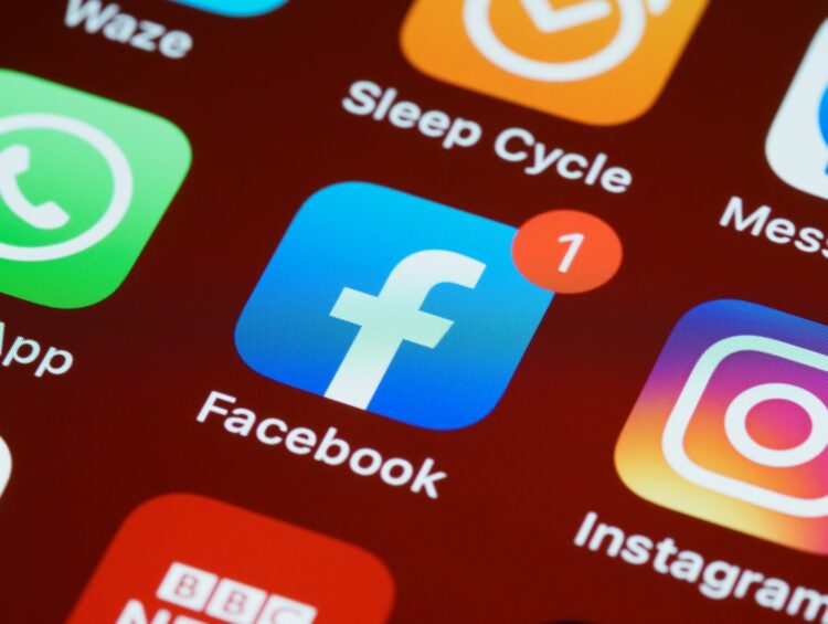 Facebook Pixel: Jak to działa i jak go skonfigurować na Twojej stronie